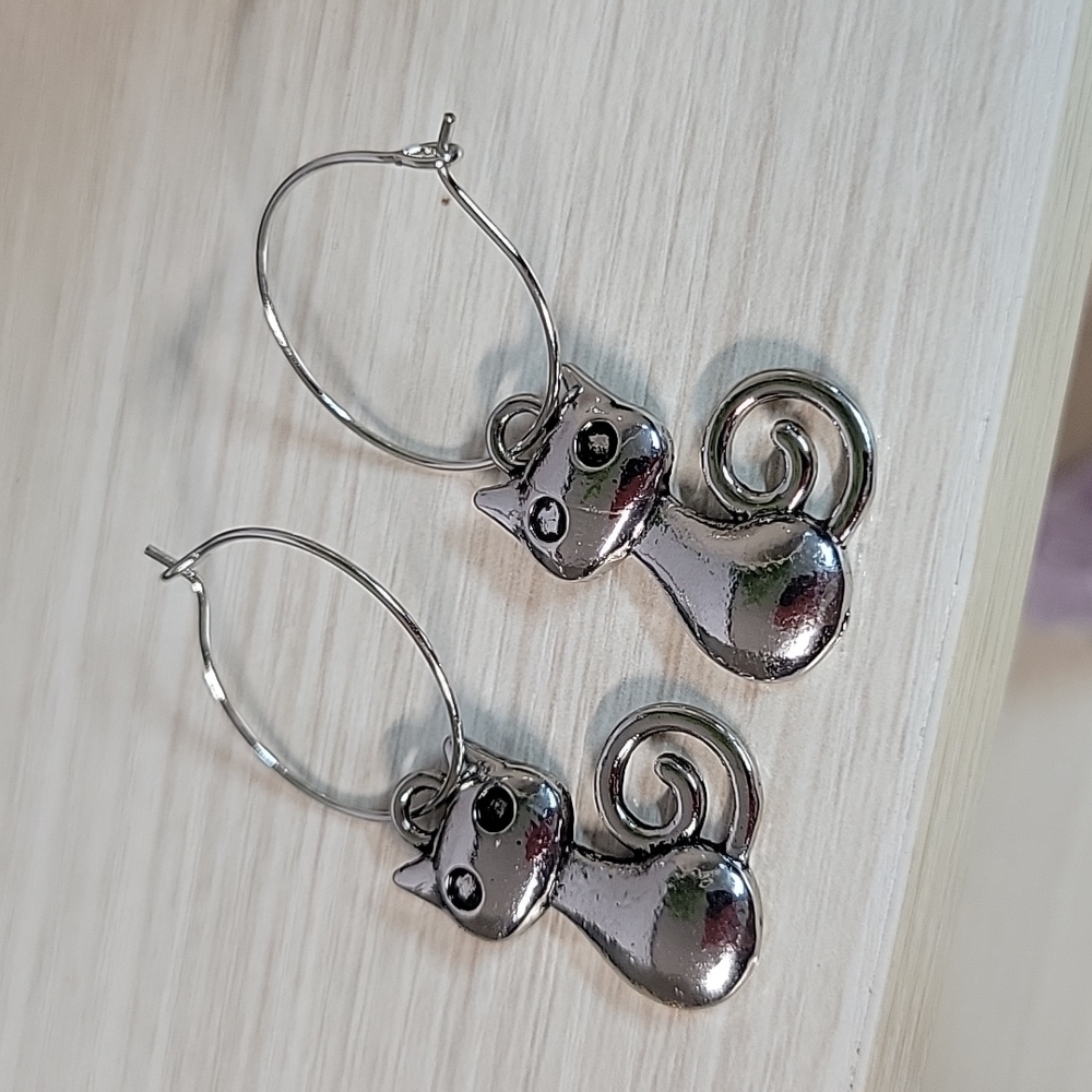 🔥LAST PAIR🔥 MCM Style Cat Hoop Drop Earrings - Picture 2 of 4